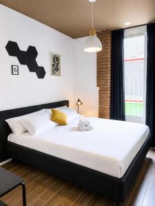 a bedroom with a large bed in a room at Musa in Valencia