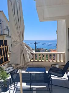 an umbrella on a balcony with a view of the ocean at La Diva Adriatica in Podstrana