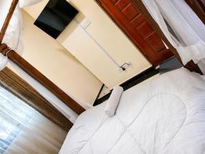 an overhead view of a bed in a room at Mama Maendeleo Resort in Hindi