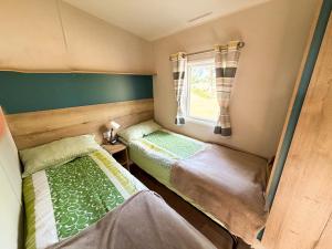 a small room with two beds and a window at Ferienwohnung-Wiesenwinkel in Kasel-Golzig
