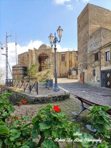a building with a street light and a bench at Casa sul Corso in Naro