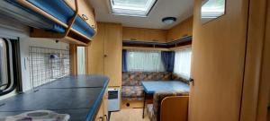 a room with a couch and a table in a train at Koolmees in Erica
