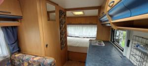 a small room with a bed and a window at Koolmees in Erica