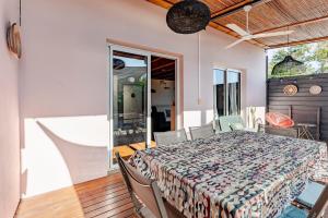 a bedroom with a table and chairs in a room at KAZUBUNTU in Saint-Leu