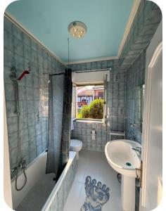 a bathroom with a tub and a sink and a toilet at El Rincón de pedreña in Pedreña