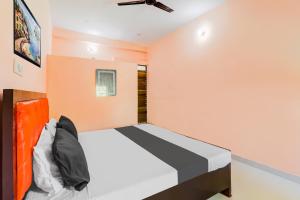 a bedroom with a bed and a ceiling fan at Hotel O Luxury Palace in Malīhābād +21 photos