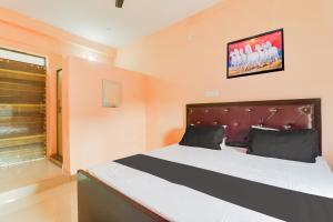 a bedroom with a large bed and a window at Hotel O Luxury Palace in Malīhābād