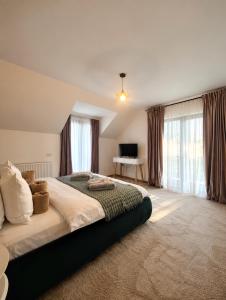 a bedroom with a large bed and a desk at Garden Retreat Keyhouse in Bran