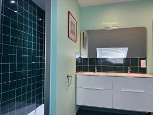 a bathroom with two sinks and a mirror at Maison familiale 10 pers à St Setiers in Saint-Setiers +9 photos