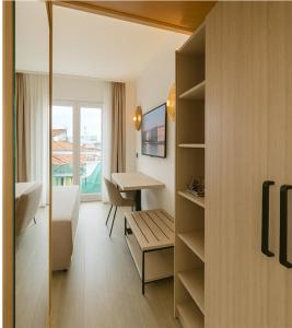 a room with a desk and a table in a room at Occidental Faro in Faro