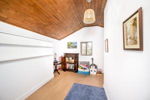 a room with white walls and a wooden ceiling at Taloca Do Grilo in Baião +49 photos