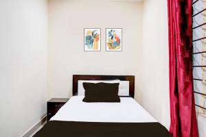 a bedroom with a bed and a red curtain at Hotel O Shivay Inn Ayodhaya Bypass Road in Bhopal +22 photos