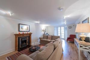 a living room with a couch and a fireplace at Apartment Jamaica Street 7 in Edinburgh