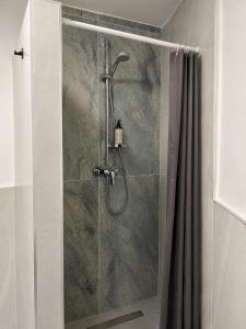 a shower in a bathroom with a shower curtain at Boutique Hotel Celler Altstadt - 24h Check-in in Celle