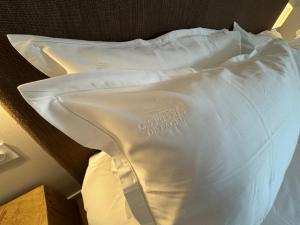 a white pillow sitting on top of a bed at Charmante Maison avec Jardin Privé - PACY SUR EURE in Pacy-sur-Eure