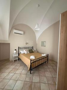 a bedroom with a large bed with an arched ceiling at Nalusa Home in Sarno