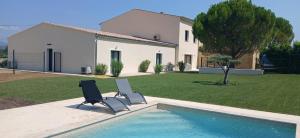a house with two chairs and a swimming pool at L'Arcadia Chambres d'hôtes près de Vaison la Romaine et Mont Ventoux à Crestet in Crestet