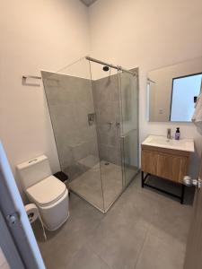 ein Badezimmer mit Dusche, Toilette und Waschbecken in der Unterkunft Salento River Hotel in Salento