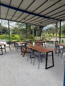 eine Gruppe von Tischen und Stühlen unter einem Pavillon in der Unterkunft Salento River Hotel in Salento