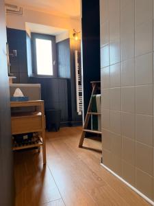 a bathroom with blue walls and a wooden floor at Refuge d'Odeillo Vue lac Luxe 8 pers Les Angles in Réal +21 photos