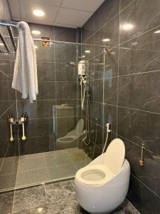 a bathroom with a toilet and a glass shower at Đức Hòa homestay in Ấp Thố Mố (1) +34 photos