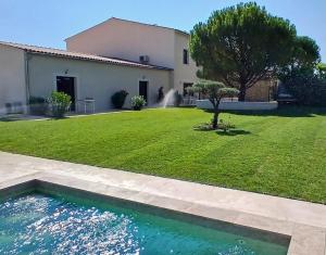 a house with a yard with a swimming pool at L'Arcadia Chambres d'hôtes près de Vaison la Romaine et Mont Ventoux à Crestet in Crestet