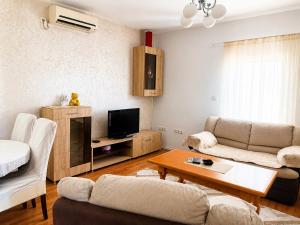 a living room with a couch and a table at Bgd apartman in Kavač