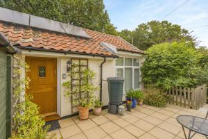 a small house with a garden and a fence at 1 Bed in Snape oc-9tts in Snape