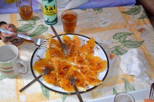 une assiette de nourriture sur une table avec une assiette de nourriture dans l'établissement Gite Ifoulou Tassaout, à Ifoulo