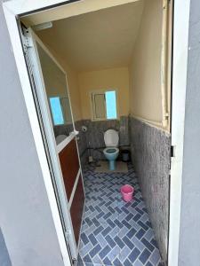 a small bathroom with a toilet and a doorway at casa celia in Asilah
