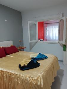 a bed with two towels sitting on top of it at Rent Vacancy Arcoiris in Tías
