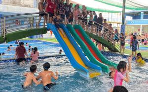 a group of children playing in the water at a water park at Đức Hòa homestay in Ấp Thố Mố (1)