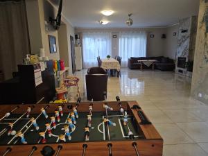 ein Schachbrett mitten im Wohnzimmer in der Unterkunft Aga Mielenko Pokoje i Apartamenty in Mielenko