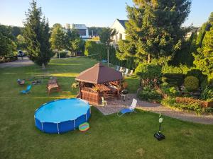 eine Luftaufnahme eines Pavillons und eines Gartenpavillons in der Unterkunft Aga Mielenko Pokoje i Apartamenty in Mielenko