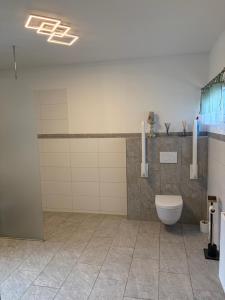 ein Badezimmer mit Toilette in einem Zimmer in der Unterkunft Omas Paradies in Größing + 7 Fotos