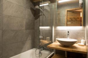 a bathroom with a sink and a shower at Les Brigues - Appartement avec vue sur la montagne et accès aux pistes in Courchevel