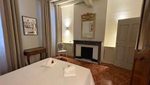 a room with a white table and a fireplace at Le charme de l'Arlésienne in Arles +1 photo
