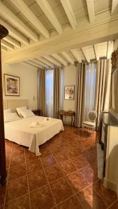 a bedroom with a large white bed in a room at Le charme de l'Arlésienne in Arles