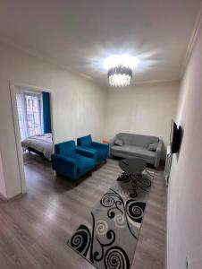 a living room with a couch and a bed at City Center in Vanadzor