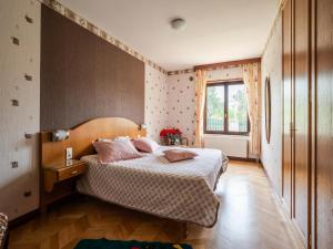 a bedroom with a bed with pink pillows on it at Le Cheval Blanc in Ruederbach