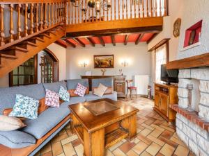 a living room with a couch and a table at Le Cheval Blanc in Ruederbach