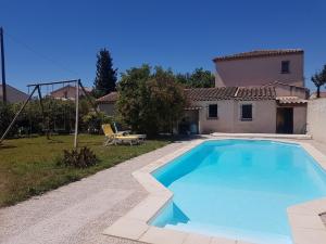 a large swimming pool in front of a house at La maison multicolore in Salon-de-Provence