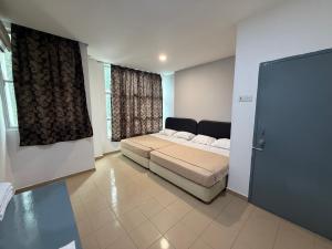 a bedroom with a bed and a large window at Hotel Empire Banting in Banting