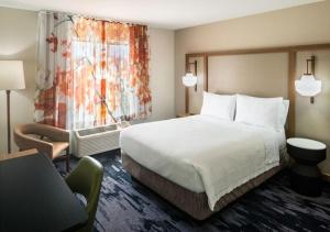 a hotel room with a large bed and a window at Fairfield By Marriott Middletown Monroe in Middletown