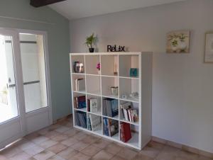 a book shelf in a room with books at La maison multicolore in Salon-de-Provence