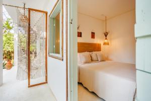 a bedroom with a bed and a window at Preá Kite House in Prea
