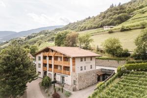 an image of a house in a vineyard at TANOVINUM Apartments in Villandro