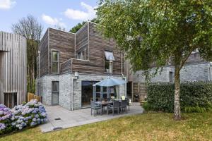 a house with a table and chairs in a yard at House 4 in Looe