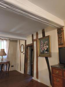a room with a painting of flowers on the wall at Au Fil du Temps in Imbsheim