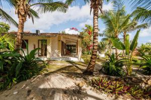 a house on the beach with palm trees at Preá Kite House in Prea